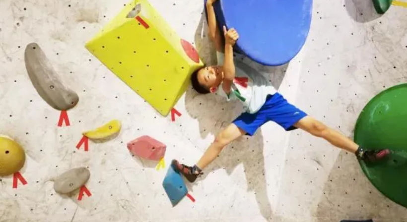 爍石攀巖入駐鞍勤商業(yè)，讓娃盡情飛檐走壁，刺激