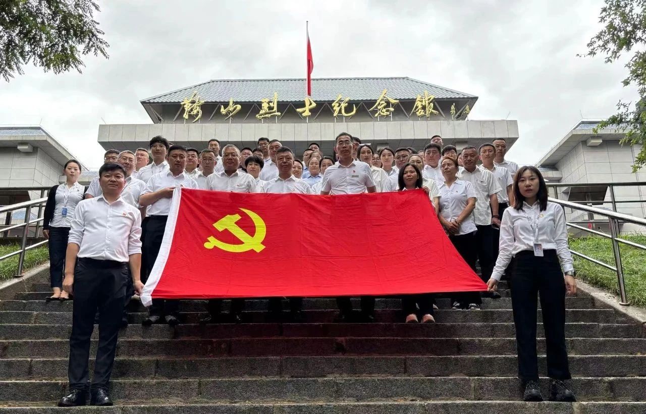 鞍勤集團(tuán)、公服集團(tuán)開(kāi)展“憶初心、強(qiáng)黨性、轉(zhuǎn)作風(fēng)、建新功”慶“七·一”主題黨日活動(dòng)